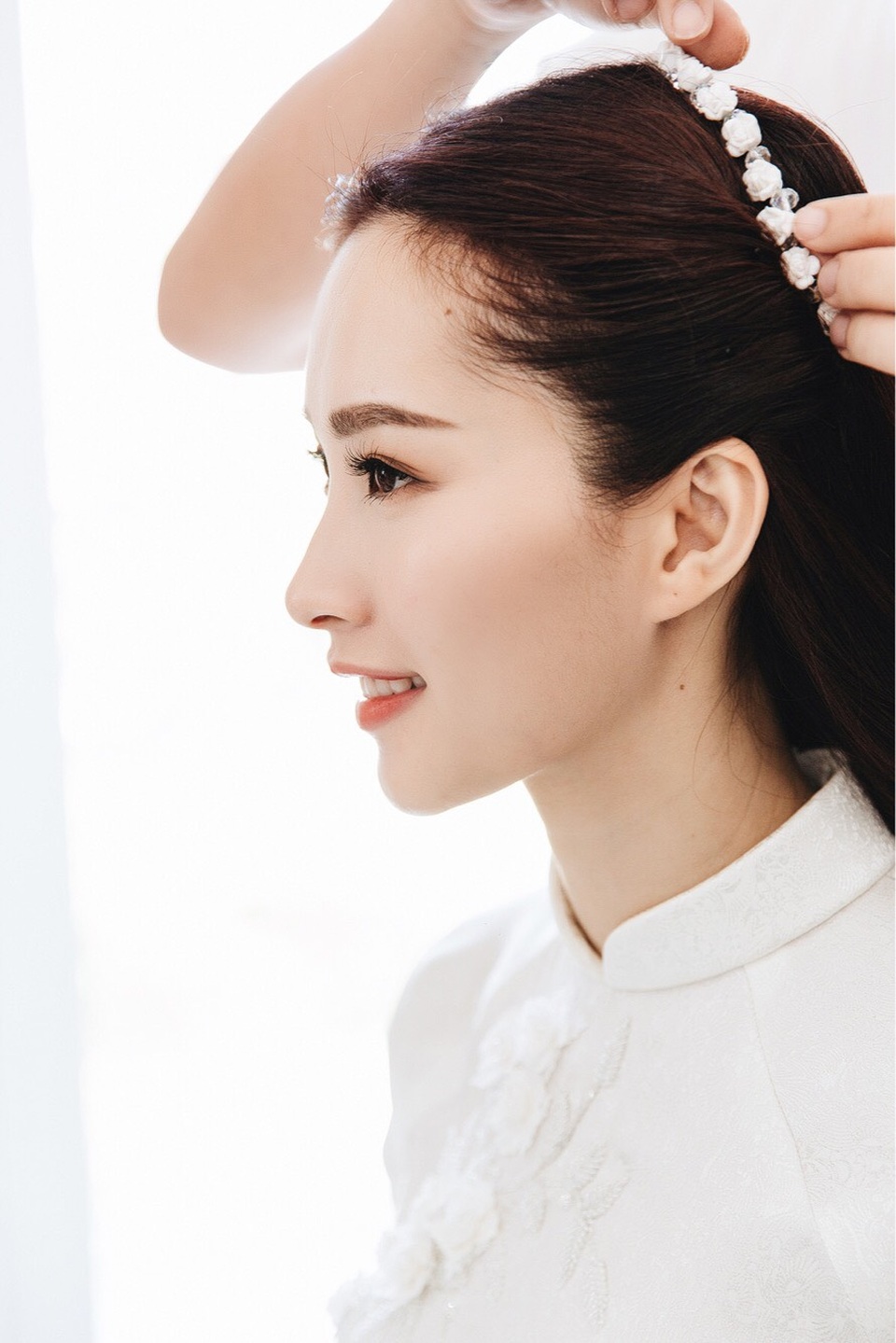 Hoa hậu Đặng Thu Thảo rạng rỡ trong ngày đám hỏi - 4 Hoa hậu Đặng Thu Thảo xinh đẹp tinh khôi khi chọn trang phục áo dài, trang điểm làm tóc cũng thật nhẹ nhàng.