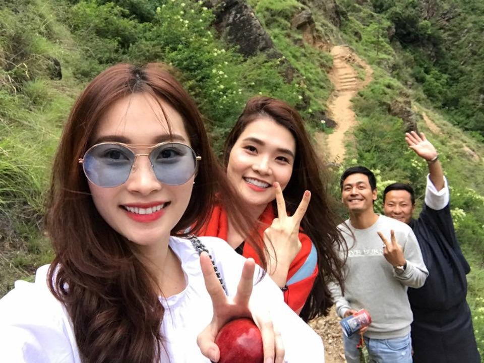 Hoa hậu Thu Thảo du lịch Bhutan, Huyền My tung ảnh khoe 3 vòng nóng bỏng - 2 Ngay khi vừa trở về từ chuyến đi Nhật Bản, hoa hậu Thu Thảo tiếp tục hành trình ở quốc gia hạnh phúc - Bhutan. Trong chuyến đi lần này còn có sự tham gia của MC Phan Anh.