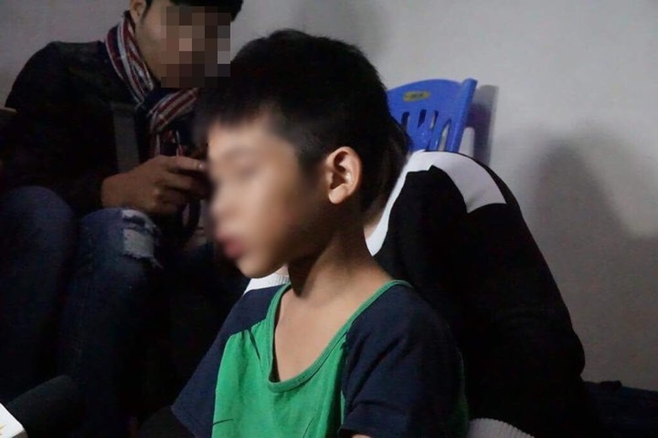 Hà Nội: Bé trai 9 tuổi nghi bị bố đẻ bạo hành bằng dây điện - 2 Cậu bé vẫn chưa hết sợ hãi kể lại những trận đòn roi của bố đẻ mình trong suốt thời gian dài.