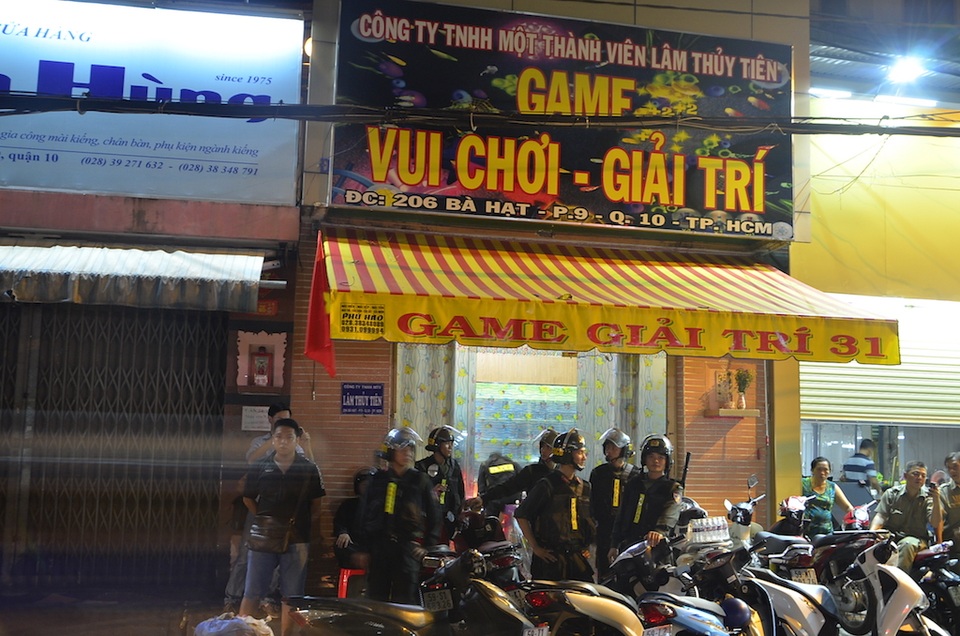 Cảnh sát bao vây khu đánh bạc