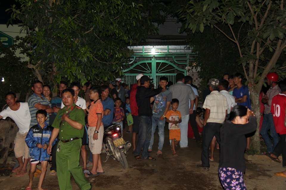 Công an nổ súng, bắt giữ hàng chục con bạc - 1 Hiện trường vụ đánh bạc lớn vừa bị triệt phá