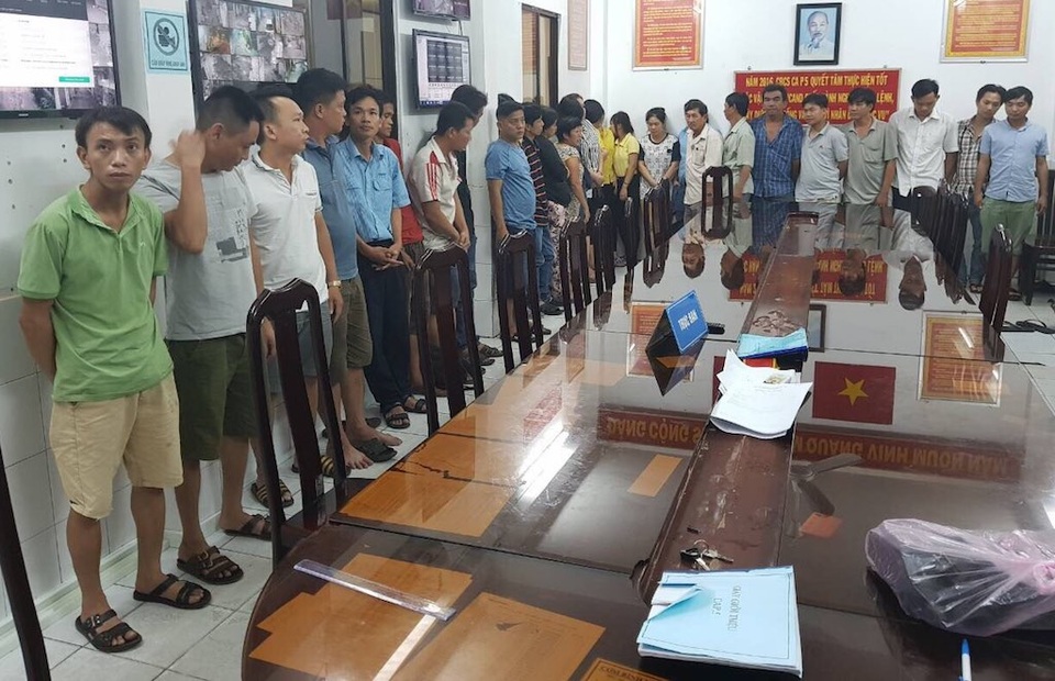Liên tiếp "đánh úp" nhiều tụ điểm cờ bạc ở Sài Gòn - 1 Các con bạc bị bắt giữ ở quận 11