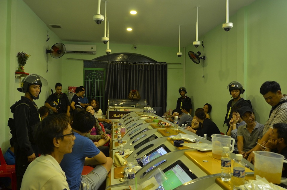 Gần 100 cảnh sát bao vây tụ điểm đánh bạc - 2