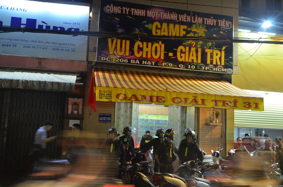 Liên tiếp "đánh úp" nhiều tụ điểm cờ bạc ở Sài Gòn - 2 Cảnh sát bao vây tụ điểm cờ bạc ở quận 10