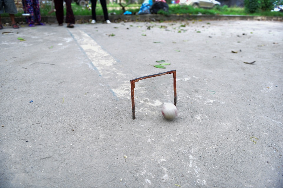 Cụ già U80 vác gậy chơi môn "thể thao quý tộc" ở làng quê Hà Nội - 11 Trong một trận đấu người chơi phải đánh bóng qua 3 cửa, mỗi cửa 1 điểm, cán trúng cột cờ giữa sân sẽ được 2 điểm.