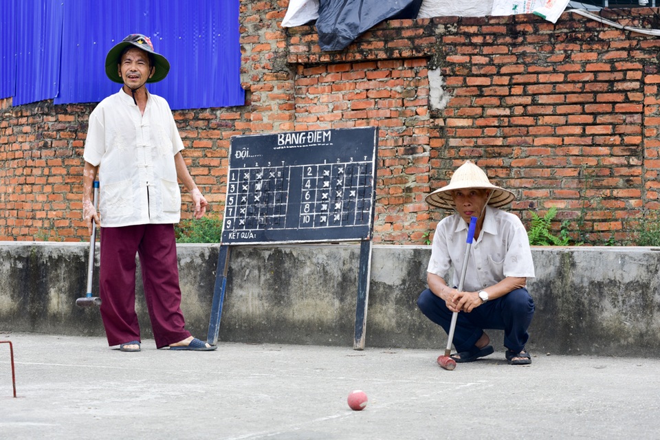 Cụ già U80 vác gậy chơi môn "thể thao quý tộc" ở làng quê Hà Nội - 5 Các cụ chăm chú, hồi hộp dõi theo từng diễn biến trên sân