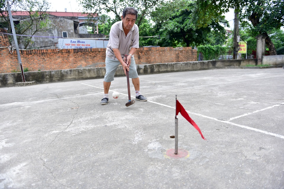Cụ già U80 vác gậy chơi môn "thể thao quý tộc" ở làng quê Hà Nội - 4 Trong quá trình thi đấu, các thành viên trong đội dùng trái bóng của đội mình để làm cầu nối tiến đến cột cờ giữa sân, và phá bóng của đối phương ra ngoài sân, buộc đối thủ phải chơi lại từ đầu. Mỗi người trong đội nếu hoàn thành tốt lượt chơi sẽ được tối đa 5 điểm.
