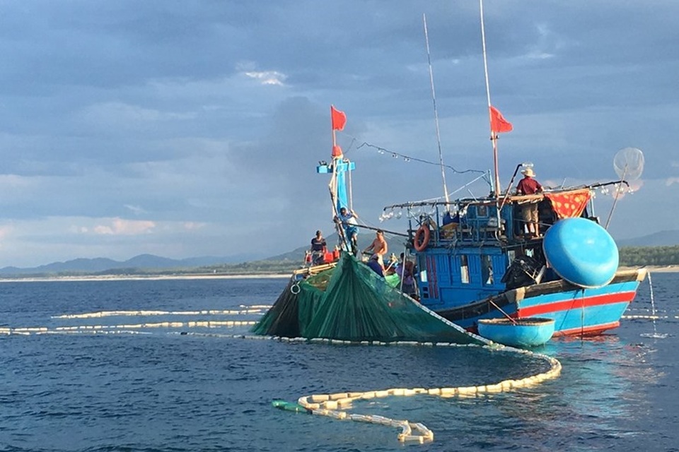 
Một chiếc tàu cá đang kéo lưới trên biển.
