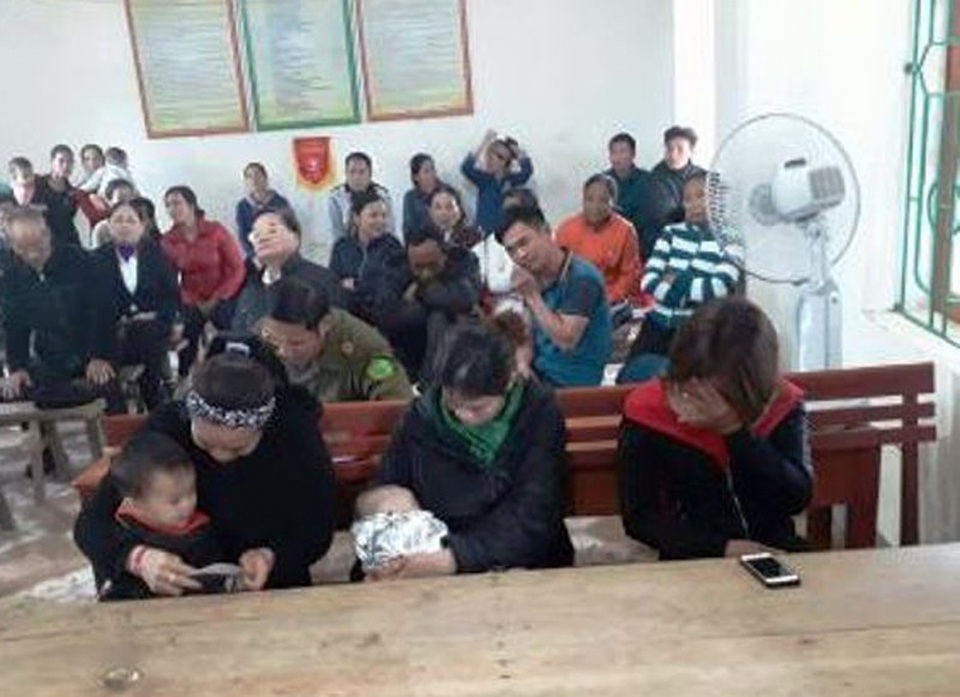 3 chị em ruột Thơm, Thảo, Hạnh tại buổi công khai xin lỗi nạn nhân, gia đình nạn nhân.