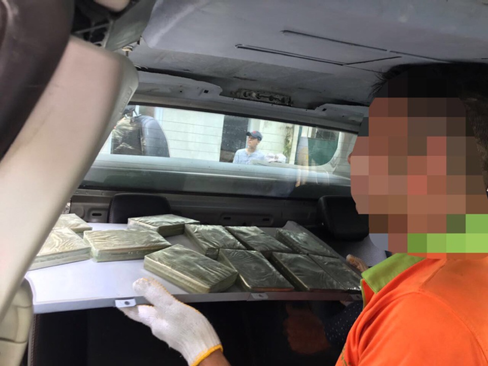 Mở rộng chuyên án, thu thêm 32 bánh heroin cùng 400 viên thuốc lắc - 2
32 bánh heroin cùng 400 viên MTTH được Hiệp cất giấu trên nóc xe (ảnh: công an cung cấp)