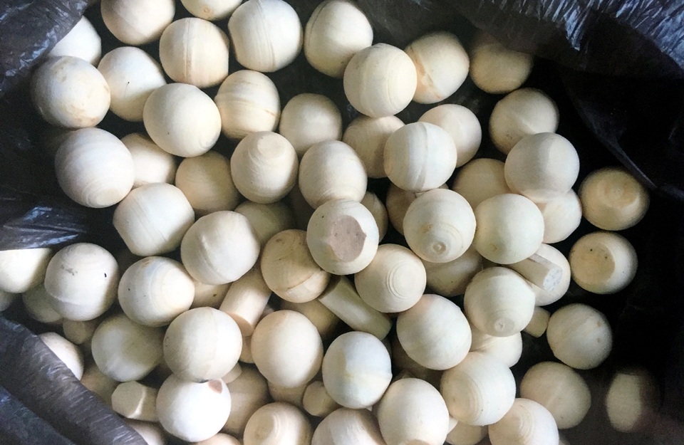 Hà Nội: Cán bộ hải quan "cá kiếm" 3 tỷ đồng nhờ đánh tráo ngà voi, sừng tê tang vật - 3 Ngà voi giả dạng viên được làm bằng nhựa.
