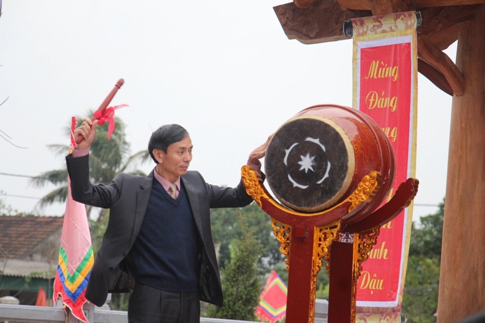 Sôi nổi Ngày thơ Việt Nam lần thứ 15 - 2 Ông Lê Trung Phước, Chủ tịch UBND huyện Lộc Hà đánh trống khai mạc Ngày thơ Việt Nam lần thứ 15 tại Hà Tĩnh