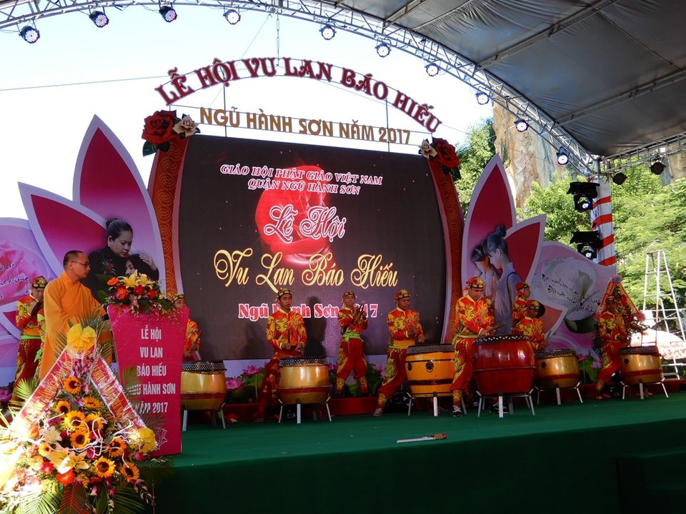 Đánh trống khai hội