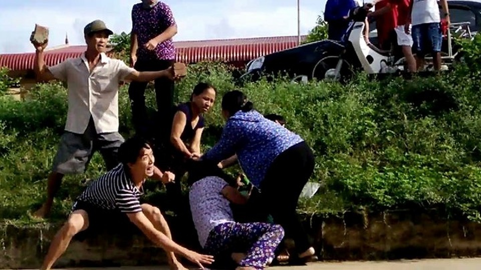 Cả nhà lao vào đánh chém hai vợ chồng hàng xóm như côn đồ - 1 Cả nhà lao vào đánh chém hai vợ chồng hàng xóm như côn đồ - 1