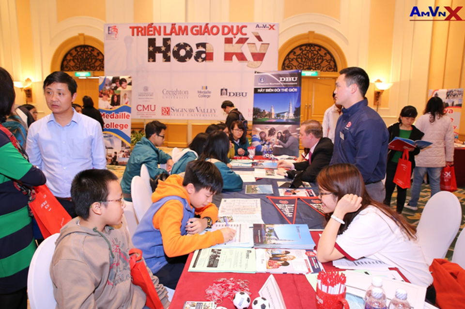 Triển lãm ĐH Mỹ AMVNX mùa xuân 2017 - 1
Triển lãm Đại học Mỹ AMVNX hàng năm thu hút sự quan tâm của hàng trăm phụ huynh và học sinh.