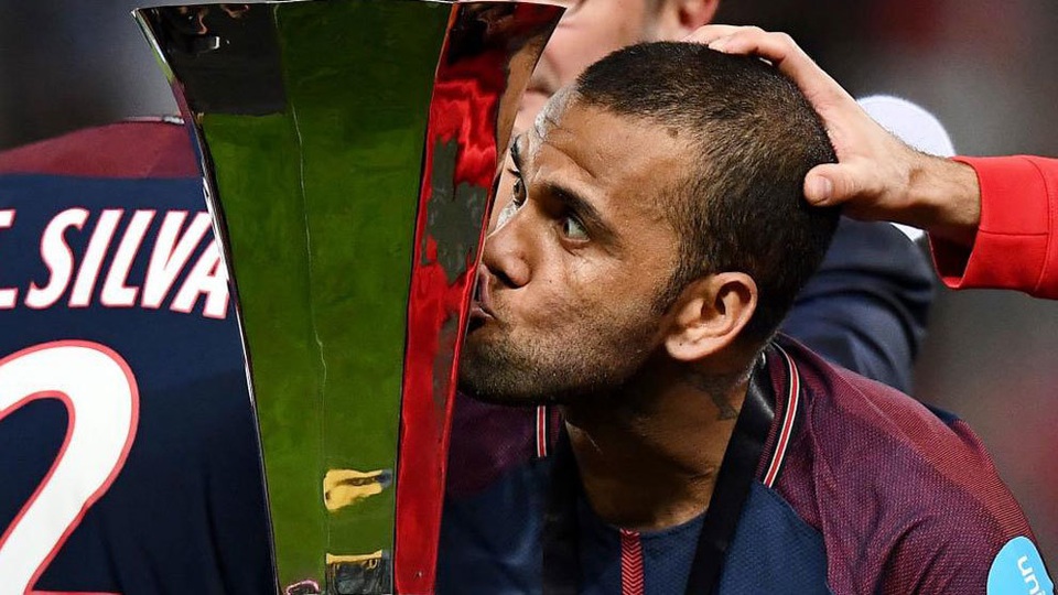 Người cũ Barcelona ngấm ngầm xúi giục Neymar ra đi - 1 Dani Alves khuyên Neymar tới PSG