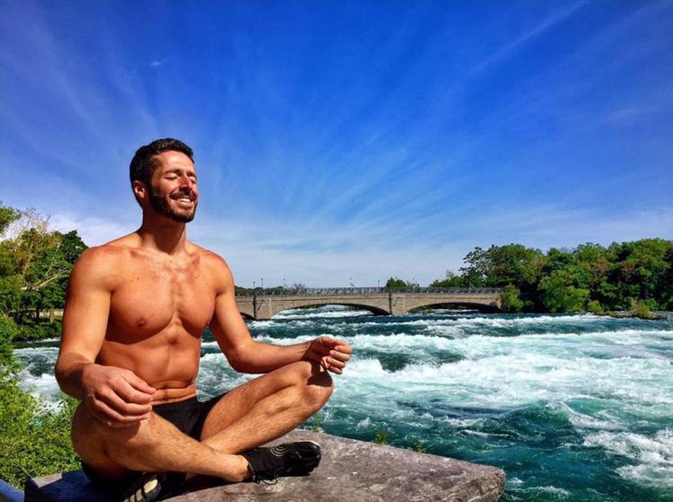 Bố "thiên tài" dỗ con nín khóc trong vài giây - 1