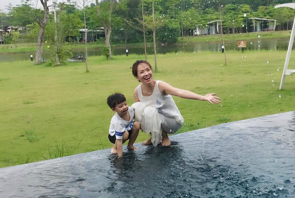 Tự Long làm thơ... xin lỗi vợ, Hà Hồ phủ nhận “cạch mặt” Mr Đàm - 6 Đan Lê hạnh phúc bên gia đình trong kỳ nghỉ và cùng con trai nghịch nước. Cô viết cho con trai: Chỉ có tình yêu của mẹ dành cho con là không bao giờ thay đổi hay quên lãng
