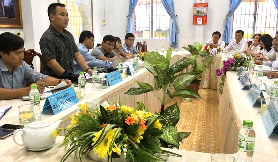 Vụ "xẻ thịt" đất nông nghiệp chấn động: Bí thư huyện uỷ nói gì? - 7 Bí thư huyện Cần Giuộc Nguyễn Văn Thiệp khẳng định trong thời gian tới sẽ cung cấp thông tin xử lý, lập lại trật tự ban đầu tại xã Long Thượng và sẵn sàng trao đổi thông tin với Báo Dân trí.