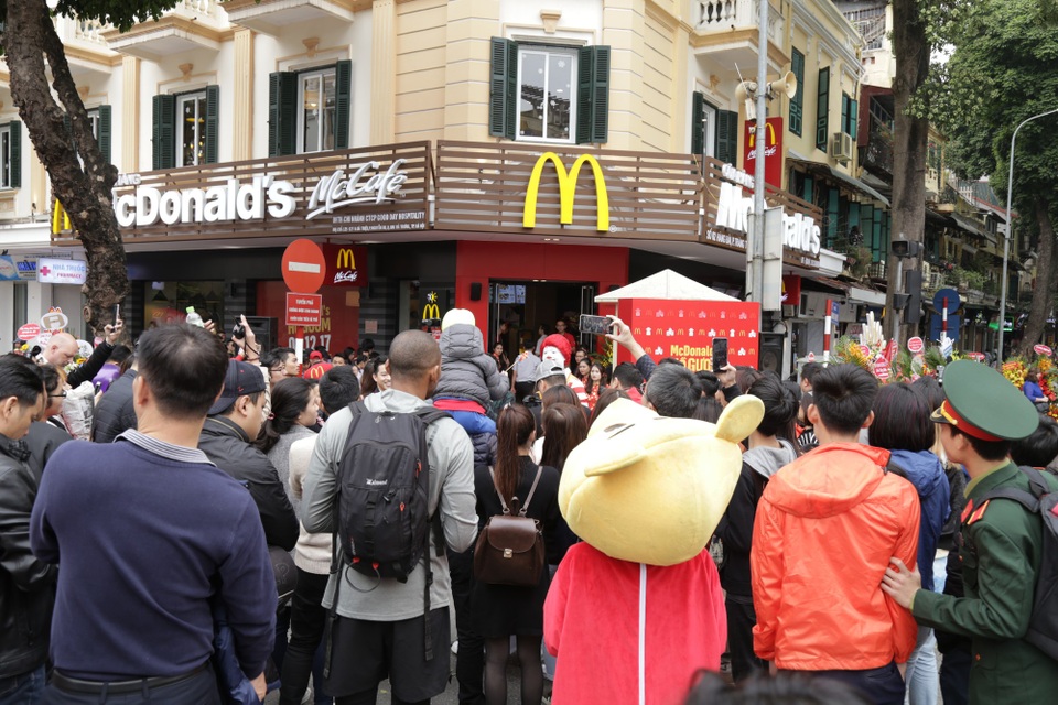 Thị trường thức ăn nhanh đang mạnh đến mức nào? - 2
Nhà hàng McDonald’s đầu tiên tại Hà Nội đã thu hút nhiều sự chú ý trong ngày khai trương 2/12 vừa qua.