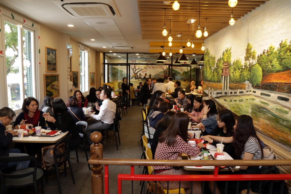 Thị trường thức ăn nhanh đang mạnh đến mức nào? - 4
McDonald’s Hồ Gươm hứa hẹn sẽ là nơi mang đến những trải nghiệm thú vị về dịch vụ, không gian gắn kết người thân bạn bè.