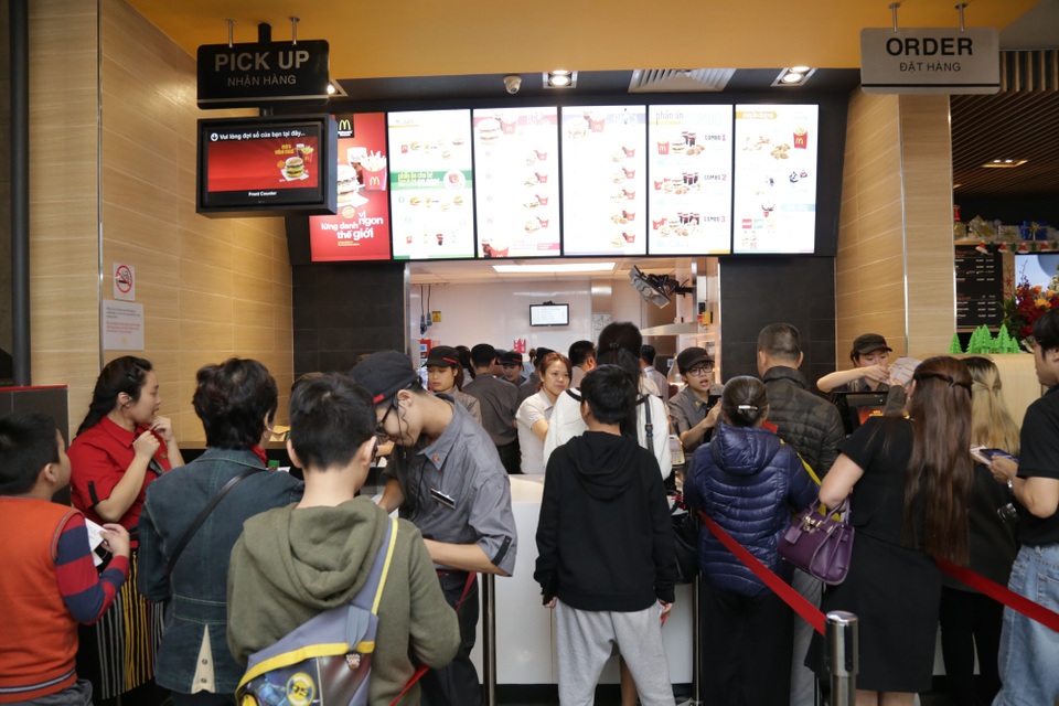 Thị trường thức ăn nhanh đang mạnh đến mức nào? - 6
Nhà hàng McDonald’s Hồ Gươm luôn luôn nhộn nhịp khách hàng.
