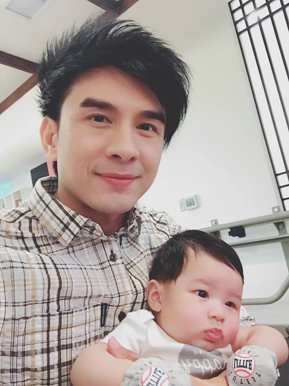 Vợ chồng Hồng Ngọc kỷ niệm ngày cưới, Đan Trường thể hiện vai trò "ông bố đảm" - 2 Vợ chồng Hồng Ngọc kỷ niệm ngày cưới, Đan Trường thể hiện vai trò "ông bố đảm" - 2