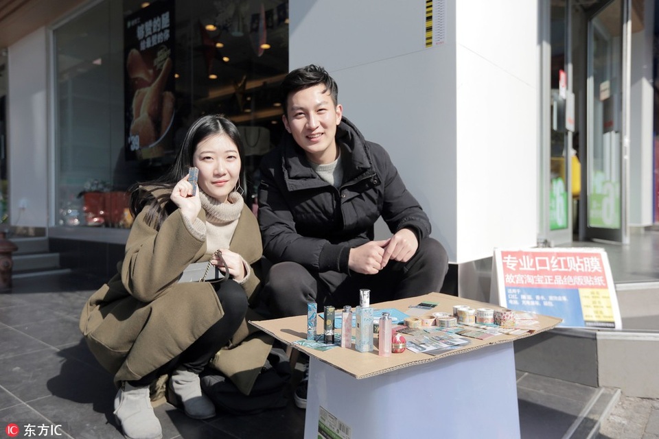 Dán vỏ son cho chị em, nhẹ nhàng "đút túi" 35 triệu đồng/tháng - 4 Xiao Tian chụp ảnh với một khách hàng. (Nguồn: IC)