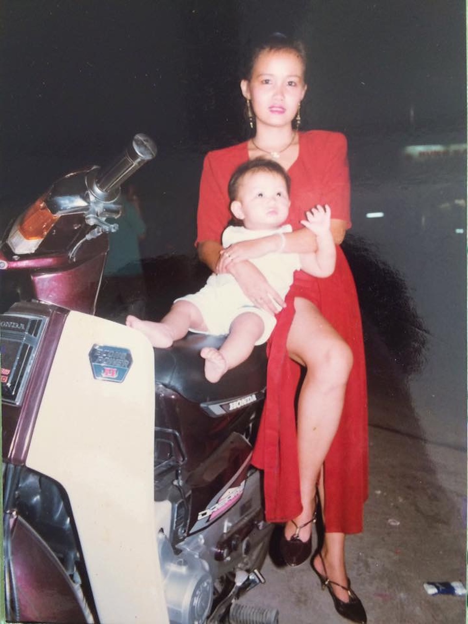 
Đào Bá Lộc và mẹ khi còn bé và dành lời chúc cho mẹ của mình, dòng chia sẻ hài hước: “8/3 mong Má luôn khỏe mạnh vui vẻ. Bi là món quà quý giá xinh đẹp lắm rồi nên Bi không tặng quà nha ahihi”
