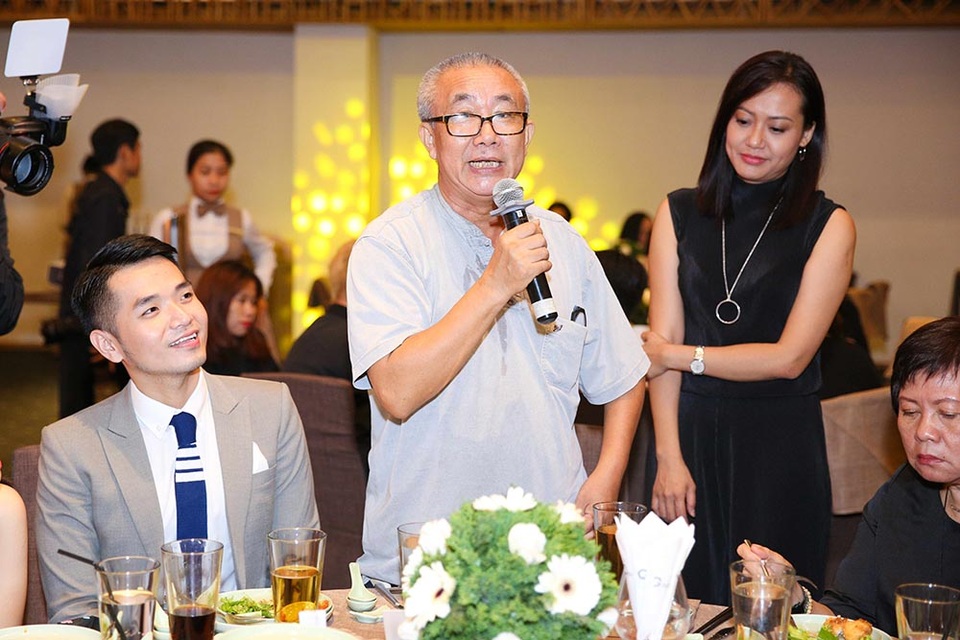 Dàn sao Việt nô nức chúc mừng đạo diễn Hồng Ánh - 2 Nhà văn Nguyễn Quang Lập – tác giả kịch bản của phim “Đảo Của Dân Ngụ Cư” – Đề cử Kịch bản xuất sắc nhất của AIFFA 2017 cũng có những tâm sự rất riêng cho nữ đạo diễn Hồng Ánh. Ông nói: “Tôi được chứng kiến diễn xuất điêu luyện của Hồng Ánh trong Đời Cát của đạo diễn Thanh Vân, bộ phim cũng do chính tôi làm biên kịch. Sau đó, được tận thấy Hồng Ánh trên sân khấu kịch, tôi thấy Hồng Ánh diễn kịch còn xuất sắc hơn cả trên phim. Giờ lại được thưởng thức một Hồng Ánh trong vai trò đạo diễn. Mọi thứ thật tuyệt vời”.