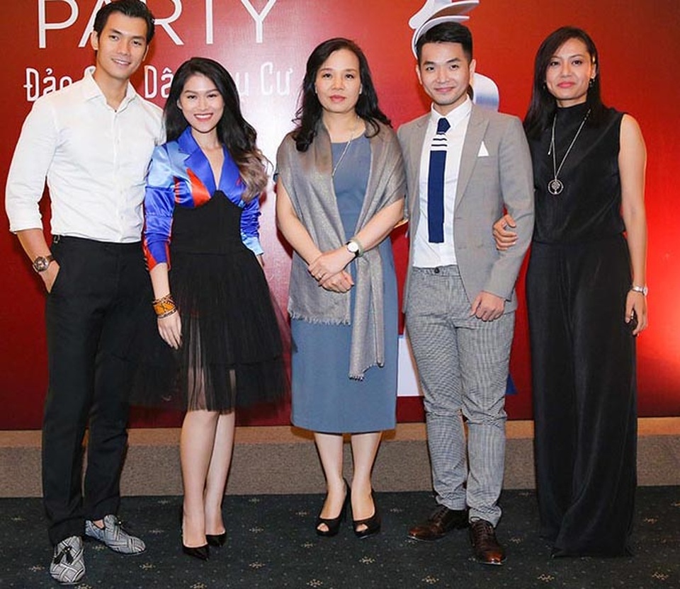 Dàn sao Việt nô nức chúc mừng đạo diễn Hồng Ánh - 1
Tiến sĩ – Cục trưởng Cục Điện ảnh, bà Ngô Phương Lan đã có mặt tham dự và gửi lời chúc mừng cá nhân nữ đạo diễn Hồng Ánh và thành công của bộ phim tại AIFFA 2017.