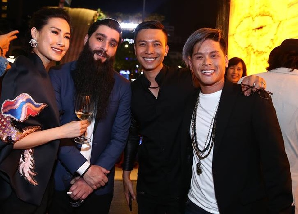 Đông đảo sao Việt háo hức gặp gỡ đạo diễn phim "Kong: Đảo đầu lâu" tại Việt Nam - 6
Biên đạo múa John Huy Trần và bạn trai