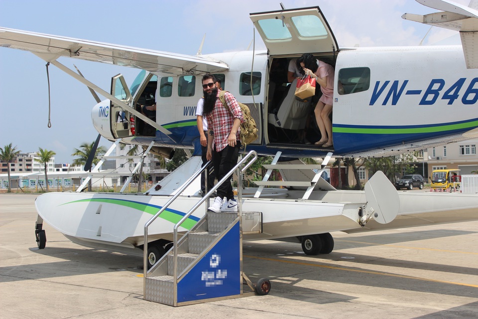 Đạo diễn phim Kong trở lại thăm Vịnh Hạ Long bằng thuỷ phi cơ - 2 Nam đạo diễn ăn mặc giản dị khi trở lại một trong 3 địa điểm từng thực hiện các cảnh quay trong phim Kong.