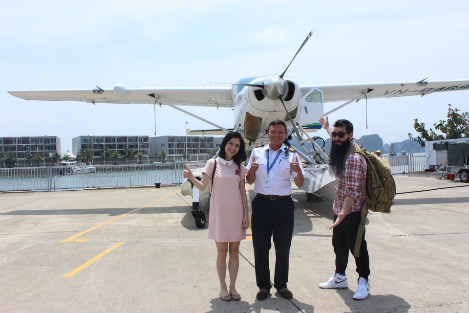 Đạo diễn phim Kong trở lại thăm Vịnh Hạ Long bằng thuỷ phi cơ - 6 Đạo diễn vui vẻ chụp ảnh lưu niệm cùng thành viên ê-kíp làm chương trình và phi công lái thuỷ phi cơ.
