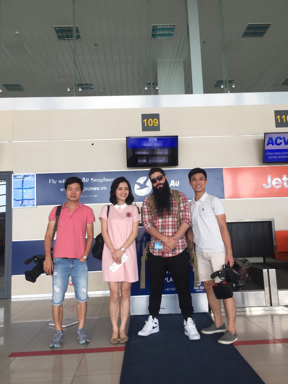 Đạo diễn phim Kong trở lại thăm Vịnh Hạ Long bằng thuỷ phi cơ - 5 Đạo diễn phim Kong trở lại thăm Vịnh Hạ Long bằng thuỷ phi cơ - 5