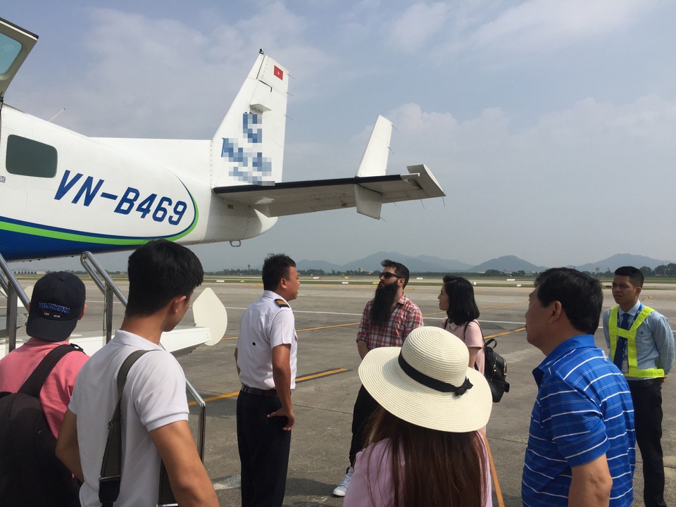 Đạo diễn phim Kong trở lại thăm Vịnh Hạ Long bằng thuỷ phi cơ - 4 Jordant Vogt-Roberts rất thân thiện với đoàn làm phim và những người trực tiếp ra sân bay đón tiếp anh.
