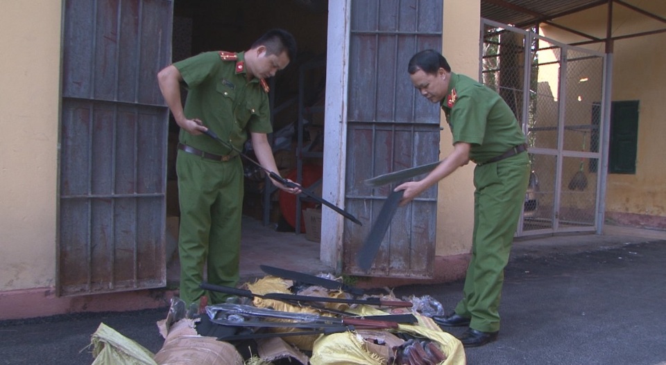 
Số đao kiếm do Trung Quốc sản xuất bị cấm mua bán , vận chuyển do Công an tỉnh Lạng Sơn bắt giữ

