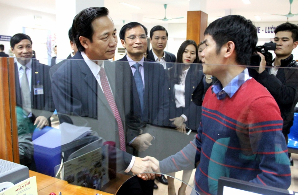 Bộ trưởng Đào Ngọc Dung: “Bạn trẻ hãy khởi nghiệp từ công việc đơn giản nhất” - 3
Bộ trưởng gặp gỡ lao động đến đăng ký bảo hiểm thất nghiệp