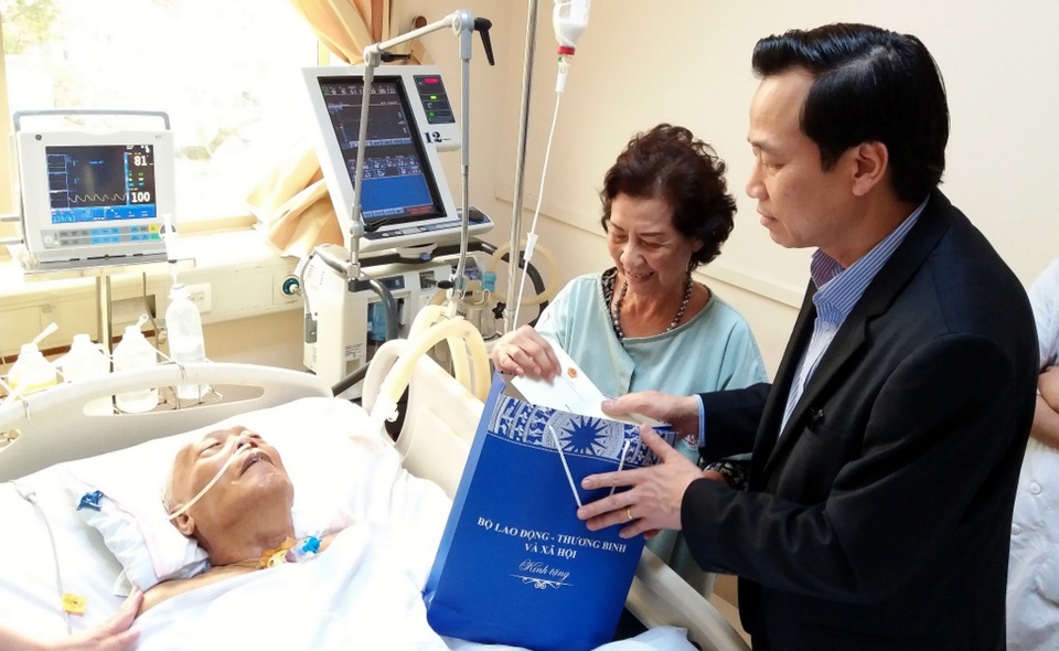 Thăm và tặng quà phi công đầu tiên bắn rơi máy bay Mỹ - 1 Thăm và tặng quà phi công đầu tiên bắn rơi máy bay Mỹ - 1
