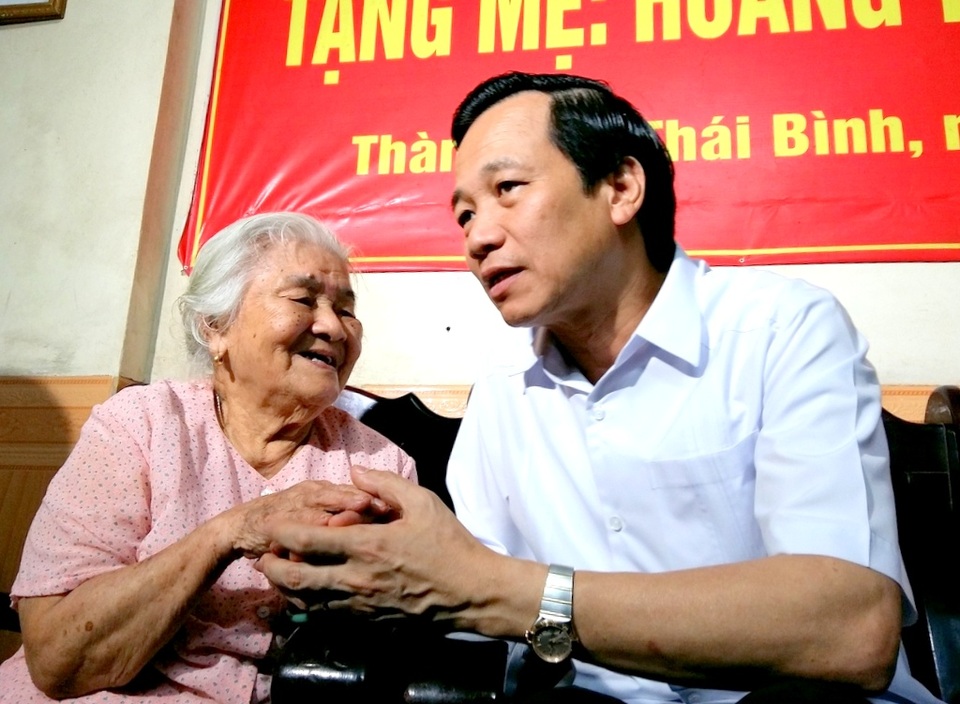 Bộ trưởng Đào Ngọc Dung: “Công việc càng khó, càng đòi hỏi quyết tâm và cách làm sáng tạo” - 1
Bộ trưởng Đào Ngọc Dung tới thăm và tặng quà mẹ Việt Nam anh hùng tại Thái Bình.