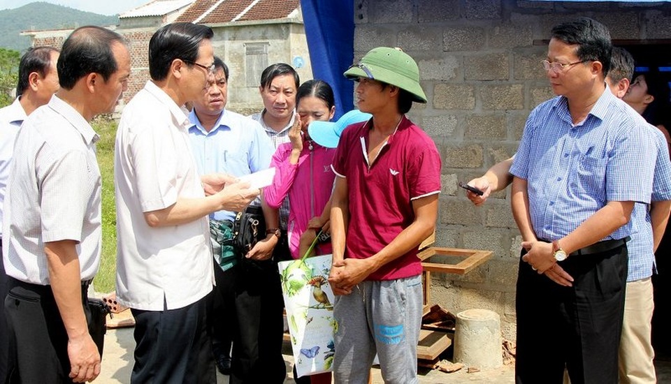 
Thăm hỏi, động viên, trao phần quà 10 triệu đồng cho hộ nghèo Nguyễn Văn Long có nhà bị sập do bão số 10.
