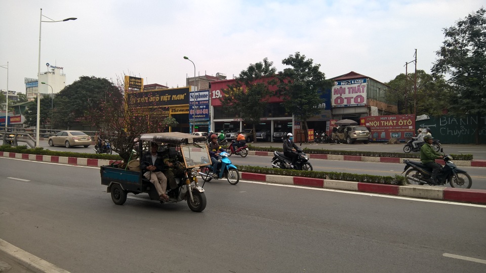 Trên mọi tuyến phố của Hà Nội, xe chuyển đào quất đã tấp nập. Thời điểm này để gọi được một chiếc xe chuyển đồ, thu dọn nhà cửa rất khó và giá rất đắt.