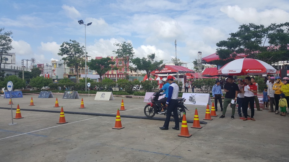 Honda Việt Nam khởi động chuỗi chương trình “Trọn niềm tin 2017” - 6
Hoạt động hướng dẫn lái xe an toàn