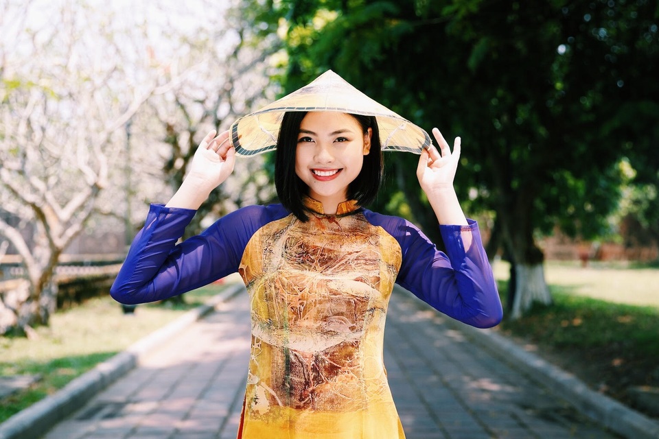Đào Thị Hà tái xuất với áo dài sau tin đồn thi Hoa hậu Hoàn vũ 2017 - 7 Với chiều cao lý tưởng, Đào Thị Hà làm toát lên được phom dáng và đường nét của tà áo dài truyền thống.