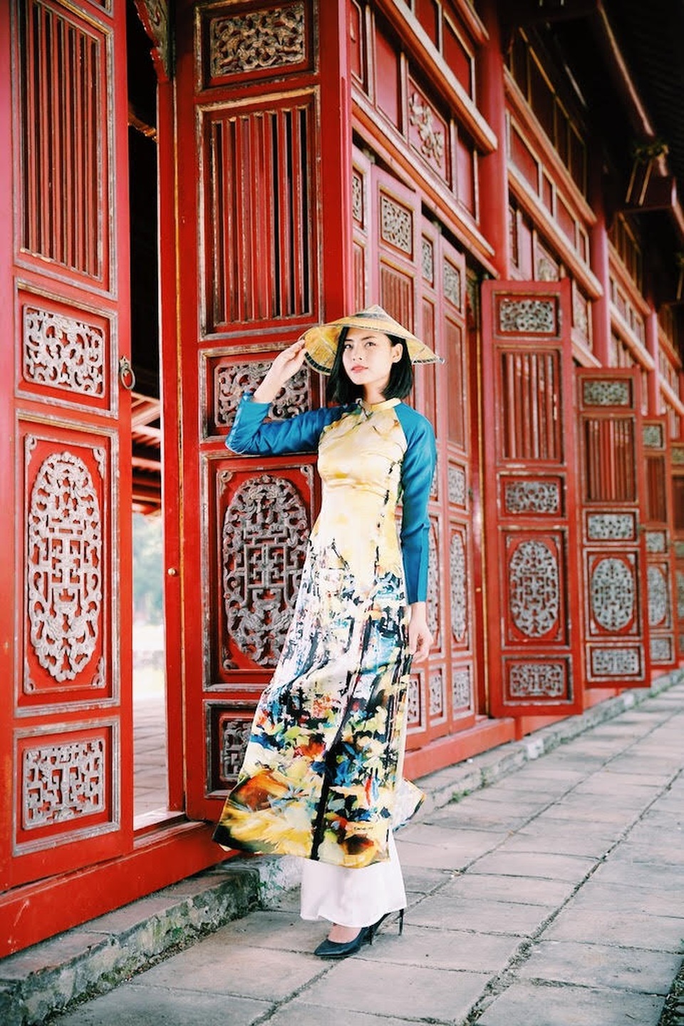 Đào Thị Hà tái xuất với áo dài sau tin đồn thi Hoa hậu Hoàn vũ 2017 - 4 Khung cảnh thành Đại Nội càng làm cho vẻ thướt tha của tà áo dài thêm bội phần sống động.
