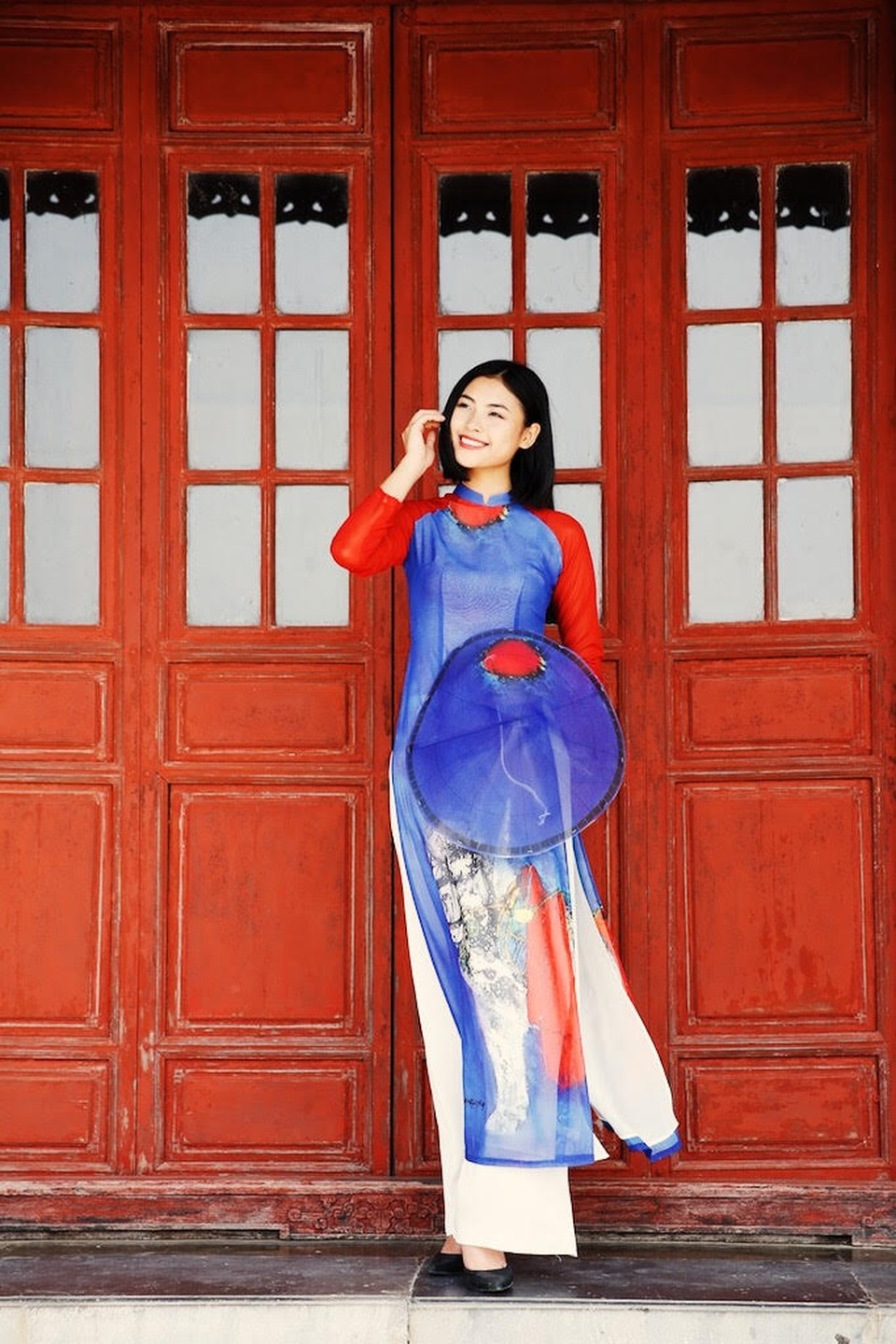 Đào Thị Hà tái xuất với áo dài sau tin đồn thi Hoa hậu Hoàn vũ 2017 - 5 Áo dài và nón lá đã song hành với Đào Thị Hà trong nhiều bộ ảnh kể từ khi trở thành người đẹp top 5.