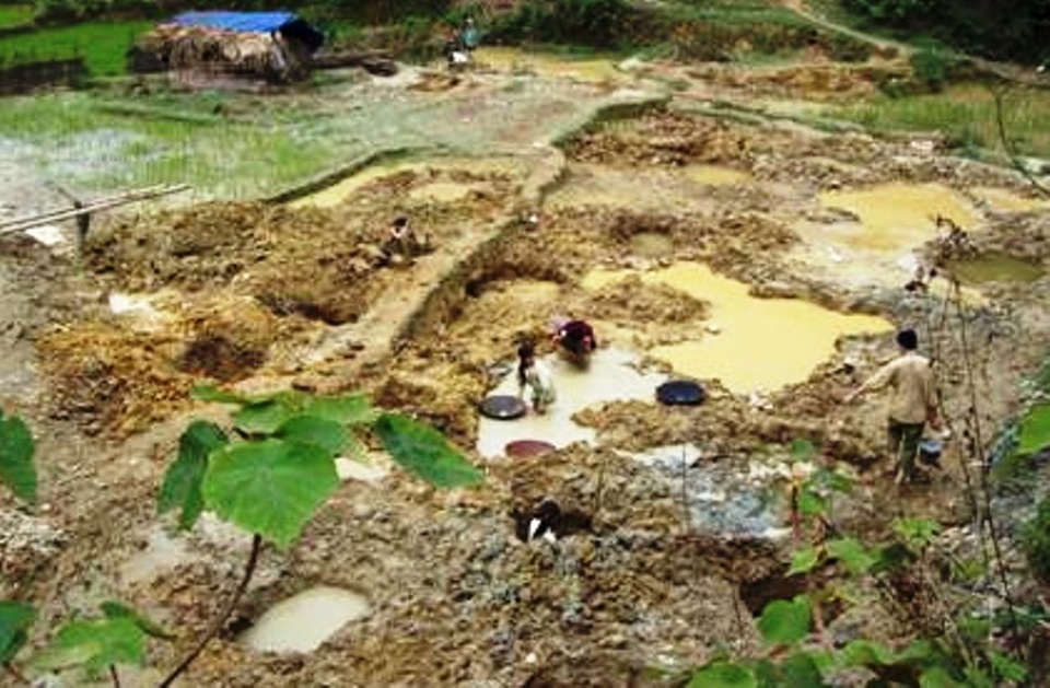 Vụ “xới tung” rừng để tìm đá quý: Băng nhóm bảo kê hoạt động khai thác - 3 Tình trạng khai thác vàng tại xã Xuân Chinh trước đây từng diễn ra