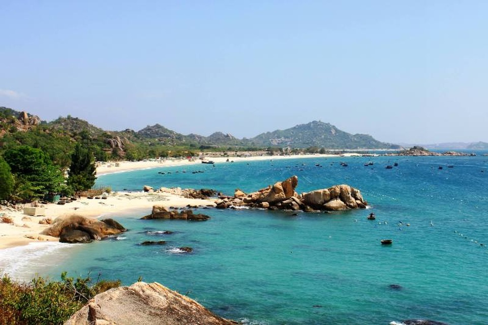 8 hòn đảo thiên đường đẹp "quên lối về" ở Việt Nam - 6 Đảo Bình Ba cát trắng mịn, nước xanh ngắt một màu.