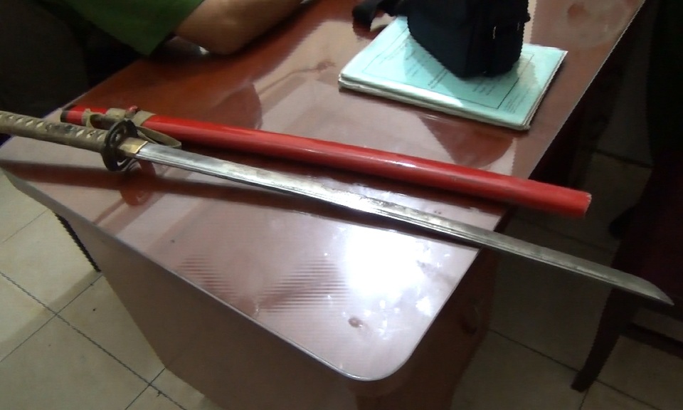 Những đêm trắng của Cảnh sát 113 - 2 Hung khí các đối tượng giang hồ chuẩn bị để hỗn chiến bị Cảnh sát 113 thu giữ, chặn đứng cuộc đụng độ kinh hoàng.