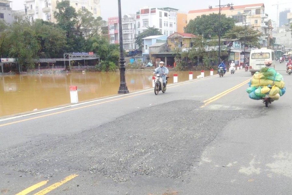 Các vết bong tróc đã được sửa chữa tạm thời cho người dân qua lại